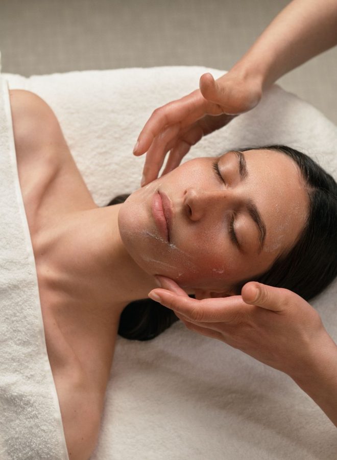 Professionelle Gesichtsbehandlung mit Dr.Hauschka Naturkosmetik im Institut Ulrike van Veen in Hannover-Bothfeld